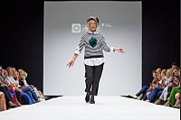 Grünes Herz: Die Kleider wurden aus recycelten Stoffen hergestellt. - © Ludwig Schedl/Pensionist*innenklub Wien/dpa