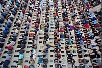 Schüler verrichten das Mittagsgebet während des heiligen Fastenmonats Ramadan in einer islamischen Schule in Indonesien. - © Binsar Bakkara/AP/dpa