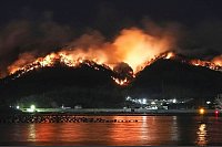 Feuer in der Nacht: Ein Waldbrand wütet im Norden von Japan. - © Uncredited/Kyodo News/dpa