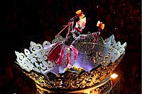 Karneval in Rio: Ein Tänzer einer Sambaschule tanzt während der Karnevalsfeierlichkeiten im Sambadrom in Rio de Janeiro. - © Bruna Prado/AP/dpa