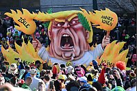 Narren nehmen Trump aufs Korn: Ein Mottowagen beim Rosenmontagszug in Düsseldorf zeigt Trump als Brandstifter umgeben von Flammen. - © Federico Gambarini/dpa