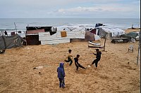 Inmitten des Krieges: Kinder kicken im Zeltlager in Deir al-Balah - © Abdel Kareem Hana/AP/dpa