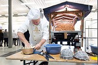 Reichlich Butter, Zucker und Puderzucker kamen dazu. - © Sebastian Kahnert/dpa