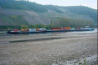 Niedriger Wasserstand nach Regenmangel am Rhein: Ein Frachtschiff passiert den Rhein bei Osterspai. - © Thomas Frey/dpa