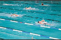 Menschen schwimmen am Samstag in einem Schwimmbecken des Stadionbads in Köln. Sonntag schwenkt das Wetter um. Es wird kühler und regnerisch. - © Thomas Banneyer/dpa