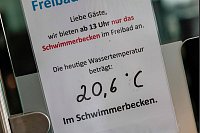 20,6 Grad Wassertemperatur lockten Schwimmer am Samstag ins Stadionbad in Köln. Sonntag schwenkt das Wetter um. Es wird kühler und regnerisch. - © Thomas Banneyer/dpa
