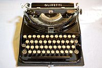 Als Schüler haben sich auf der Schreibmaschine Protokolle getippt - © Harald Tittel/dpa