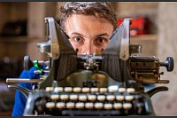 Die ersten Erfahrungen mit Schreibmaschinen haben sie als Jugendliche gemacht - © Harald Tittel/dpa