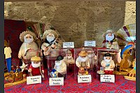 In Geschäften stehen für Weihnachtsfans verschiedene Santas zum Verkauf. - © Carola Frentzen/dpa