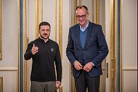 In der Ukraine : Unions-Kanzlerkandidat und CDU-Chef Friedrich Merz trifft Präsident Wolodymyr Selenskyj - © Michael Kappeler/dpa