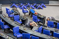 Stühlerücken: Handwerker bauen den Plenarsaal im Deutschen Bundestag für die neue Legislaturperiode um. Die Sitzverteilung im neuen Bundestag wird nach den Beratungen im Ältestenrat geändert. - © Michael Kappeler/dpa