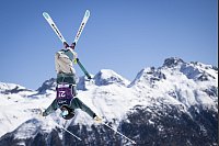 Nur Fliegen ist schöner: Hanna Weese aus Deutschland hebt bei der Ski-Freestyle-WM in St. Moritz ab. - © Gian Ehrenzeller/KEYSTONE/dpa