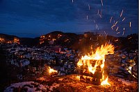 Dreikönigstag in Flammen: Bergfeuer in Pottenstein ziehen Tausende an - © Pia Bayer/dpa