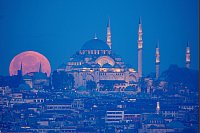 Der Vollmond geht hinter der Süleymaniye-Moschee unter. - © Emrah Gurel/AP/dpa