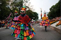 Kost&uuml;mierte Teilnehmer marschieren bei der Parade zum Tag der Toten durch Mexiko-Stadt. - &copy; Ginnette Riquelme/AP/dpa