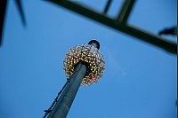 Der Ball Drop ist eine beliebte Silvestertradition, die Hunderttausende anzieht. - © Ted Shaffrey/AP/dpa