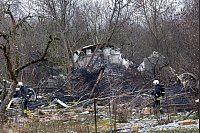 Trümmer des Frachtflugszeugs, das kurz vor dem Flughafen von Vilnius abstürzte. - © Mindaugas Kulbis/AP