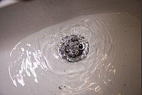 Fazit: Ablagerungen lösen sich und das Wasser läuft besser ab, ganz frei ist der Abfluss allerdings nicht. - © Christin Klose/dpa-tmn