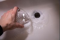 Schritt 3: Ein halbes Glas Essigessenz in den Abfluss gießen. - © Christin Klose/dpa-tmn