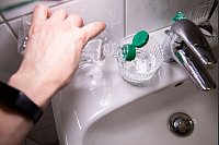 Schritt 2: Essigessenz in ein Glas oder eine Tasse füllen. - © Christin Klose/dpa-tmn