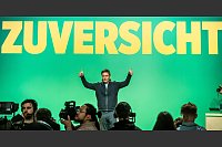 Habeck wirbt um Unterstützung – Grüne stellen Wahlprogramm für vorgezogene Bundestagswahl auf - © Michael Kappeler/dpa