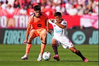 Sevillas Alexis Sanchez (r) lieferte ein gutes Spiel gegen seinen Ex-Club. - © Jose Breton/AP/dpa