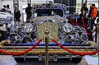 Es geht nicht nur ums Tempo, sondern auch um Hingucker: Ein unter dem Motto «Cinema» verzierter Oldtimer steht auf der «Essen Motor Show». - © Oliver Berg/dpa