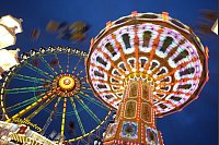 Lichtspektakel: Dombesucher fahren im Kettenkarussell des Hamburger Winterdoms auf dem Heiligengeistfeld. - © Marcus Brandt/dpa