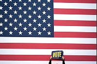Wählen gehen - fordern Unterstützer beider großer Parteien im US-Wahlkampf immer wieder. Am 5. November wird der künftige Präsident der USA gewählt. Hier ist es ein Besucher bei einer Wahlkampfveranstaltung für die demokratische US-Präsidentschaftskandidatin Kamala Harris. - © Carlos Osorio/AP/dpa