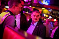 Herbert Reul (CDU), Innenminister von Nordrhein-Westfalen, steht bei der Kontrolle eines Diskothekenbetriebs in Dinslaken im Lokal. - © Christoph Reichwein/dpa