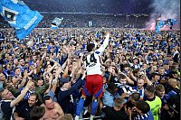 Hamburgs Ludovit Reis feiert mit den Fans den Aufstieg in die 1. Bundesliga. - © Christian Charisius/dpa