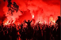 Fans von Dynamo Dresden empfangen nach dem Aufstieg in die 2. Bundesliga den Mannschaftsbus vor der Trainingsakademie und zünden dabei Pyrotechnik. - © Robert Michael/dpa