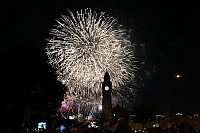 Ein Feuerwerk erhellt zum Abschluss des zweiten Tages des Hamburger Hafengeburtstags an den Landungsbrücken den Nachthimmel. - © David Hammersen/dpa