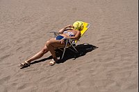 Eine Frau nimmt ein Sonnenbad am Strand Las Toscas in Mar del Plata in Argentinien. - © Rodrigo Abd/AP/dpa