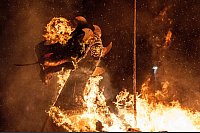 Der Jarl Squad zündete eine Galeere während des Up Helly Aa-Festivals in Lerwick auf den Shetlandinseln an. - © Jane Barlow/PA Wire/dpa