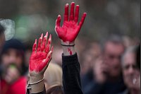 Frauen heben während einer Demonstration in Novi Sad ihre rot bemalten Hände. - © Darko Vojinovic/AP/dpa