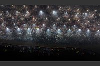 Hinduistische Gläubige am Ufer des Sangam, des Zusammenflusses von Ganges, Yamuna und dem mythischen Saraswati, am Vorabend des Mauni Amavasya oder Neumondtages während des Maha Kumbh Mela Festivals. - © Rajesh Kumar Singh/AP/dpa