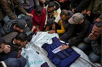Trauer um fünf getötete palästinensische Journalisten nach Luftangriff in Gaza - © Abdel Kareem Hana/AP/dpa