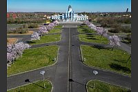 Ein bisschen Märchenwelt in Sachsen: Kirschbäume blühen vor dem Eingang des Schlosses im Freizeitpark Belantis in Leipzig. - © Jan Woitas/dpa