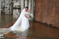 Die Braut ließ sich von den Wassermassen nicht beirren. - © Aaron Favila/AP/dpa