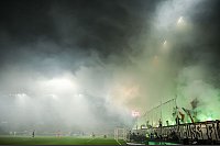 Das Spiel FC St. Pauli und Werder Bremen muss wegen Pyro-Nebels unterbrochen werden. - &copy; Christian Charisius/dpa