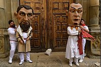 Neben den täglichen Stierhatzen gibt es beim Sanfermín-Fest in Pamplona viele andere traditionelle Veranstaltungen wie den Umzug der «Comparsa de Gigantes y Cabezudos» (Figuren mit Riesen und großen Köpfen). - © Alvaro Barrientos/AP/dpa