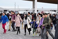 Besucher betreten das Gelände am Eröffnungstag der Osaka Expo 2025 in Osaka. - © Hiro Komae/AP/dpa