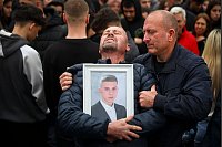 Unendliche Trauer: Dragi Stojanov weint bei einer Mahnwache und hält ein Foto seines Sohnes Tomche, eines der Opfer eines massiven Brandes in einem Nachtclub in Kocani. - © Armin Durgut/AP/dpa