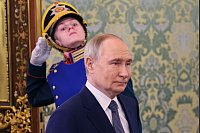 Salutieren für Kreml-Chef Wladimir Putin, der zu einem Treffen mit dem tadschikischen Präsidenten im Kreml kommt - © Yury Kochetkov/Pool EPA via AP/dpa