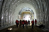 Wiederaufbau im Ahrtal - hier läuft eine Personengruppe bei Altwahr durch einen Tunnel der Bahnstrecke - © Thomas Frey/dpa