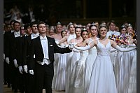 Debütantenpaare während der Eröffnung des Opernballs in der Wiener Staatsoper. - © Roland Schlager/APA/dpa