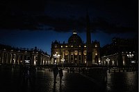 Blick auf den Petersdom bei Nacht. - © Oliver Weiken/dpa