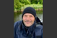 Naturführer Jens Günther steuert das Boot durch das Peenetal. - © Wolfgang Stelljes/dpa-tmn