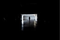 Ein Mann geht während eines Stromausfalls in einem Parkhaus in Santiago de Chile. - © Matias Basualdo/AP/dpa